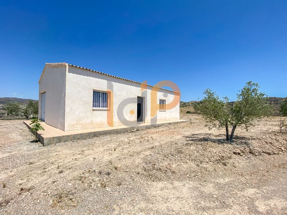 Rural plot with 105 m² warehouse