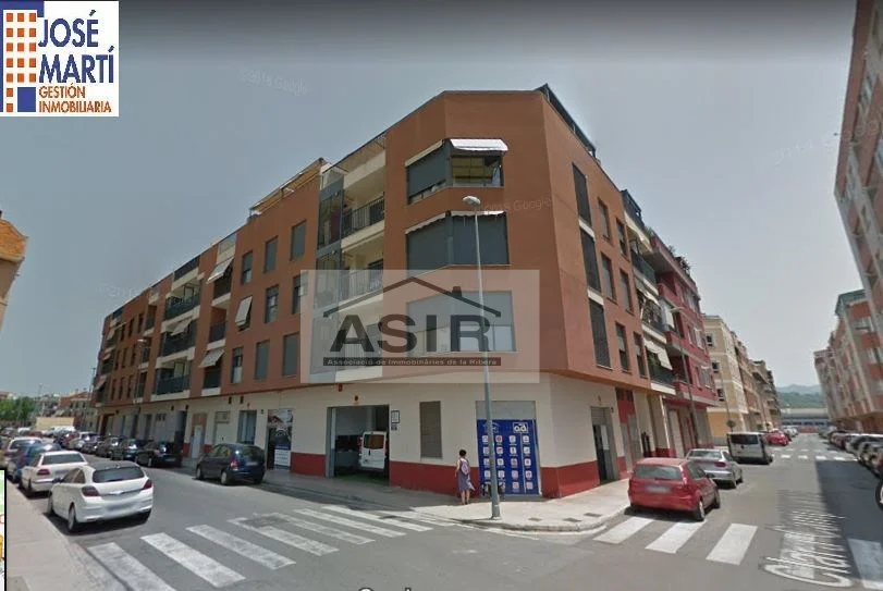 Local comercial esquinero de 210 m² en Alzira
