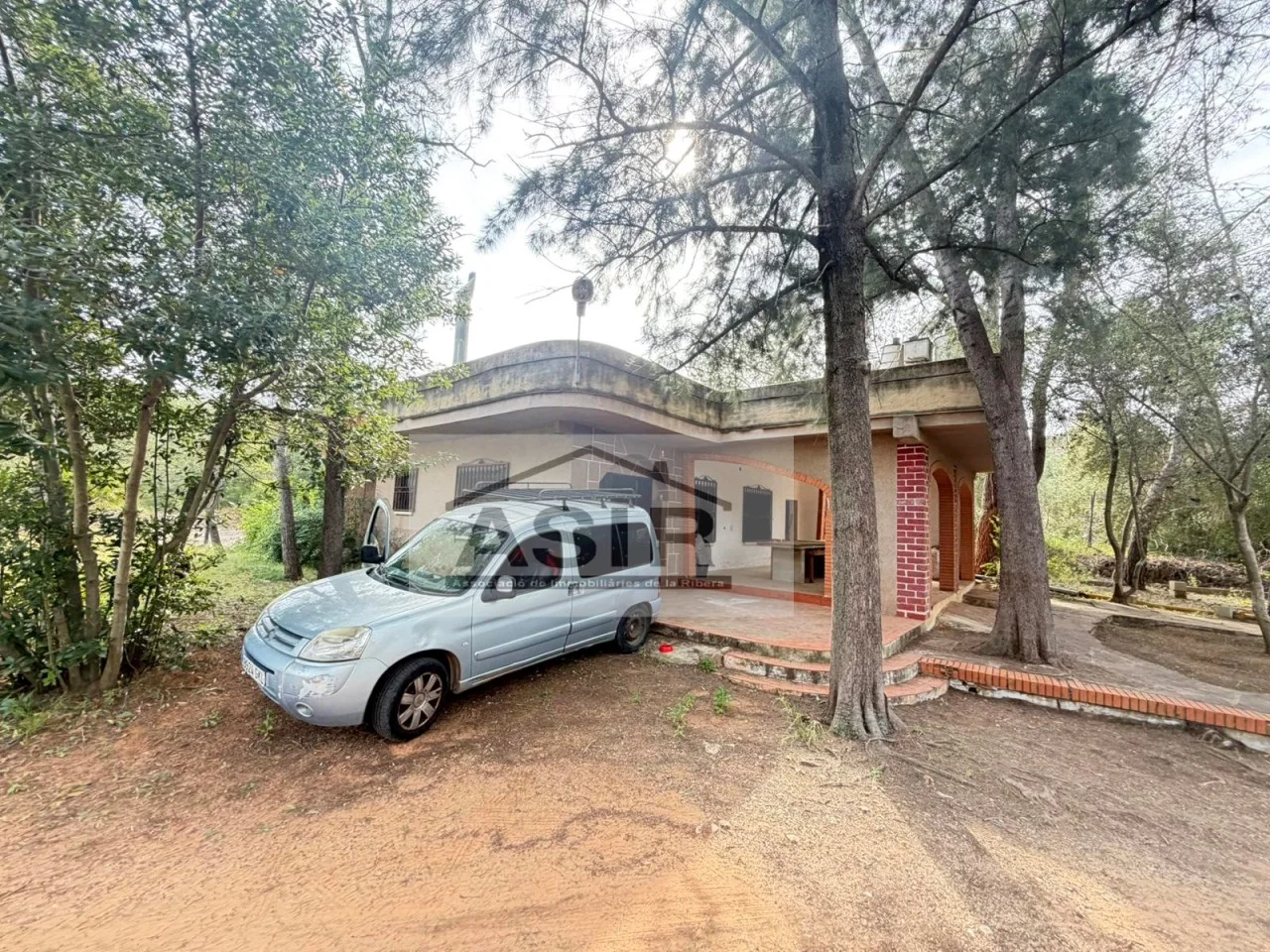 Chalet con piscina en parcela de 10.000 m²
