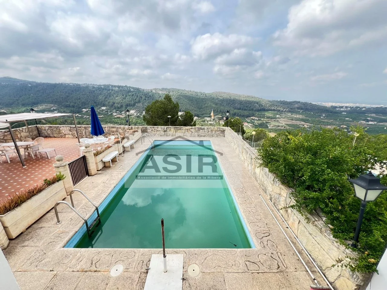 Amplio chalet en Alzira con piscina