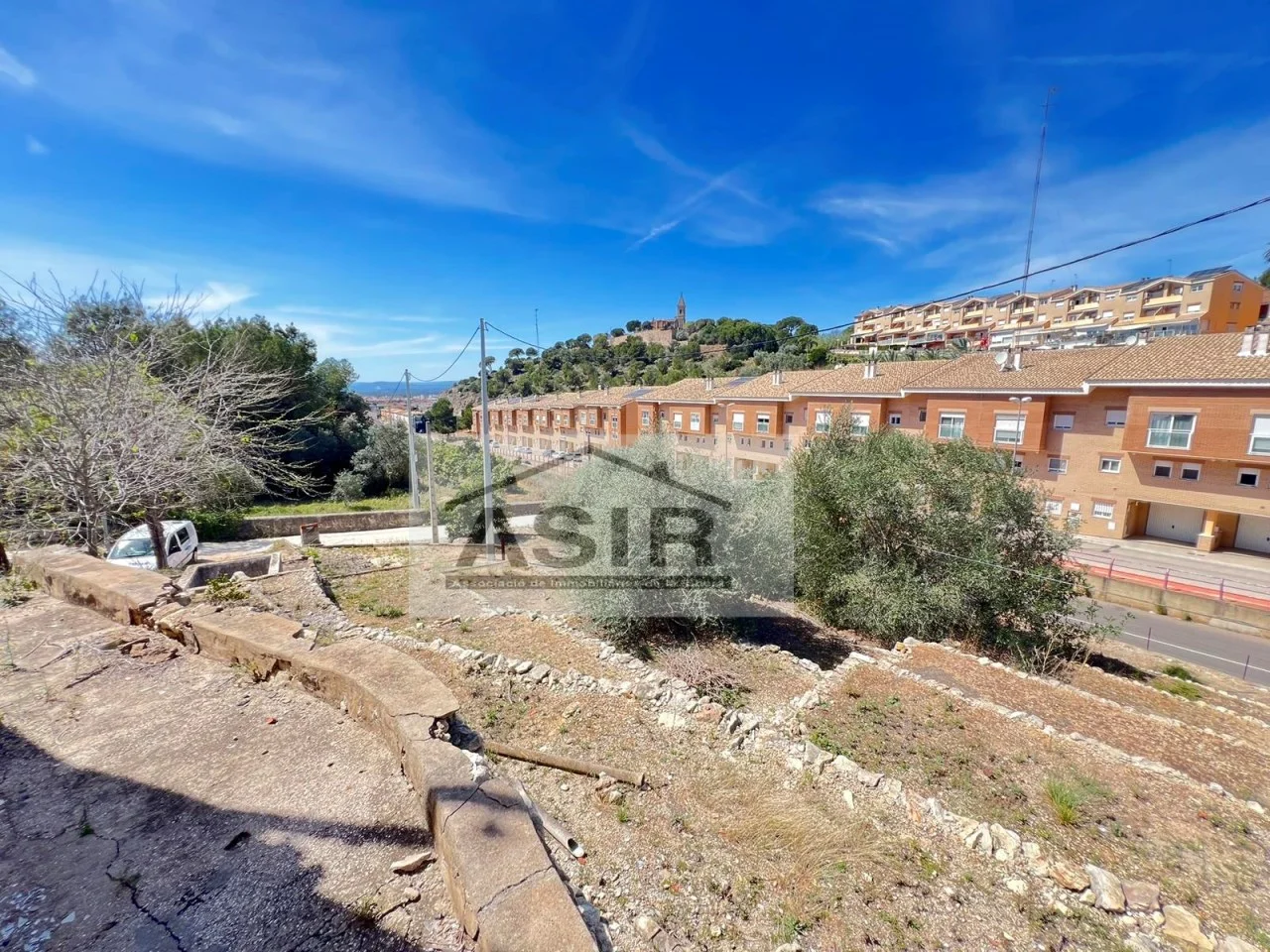 Parcela urbana con chalet existente