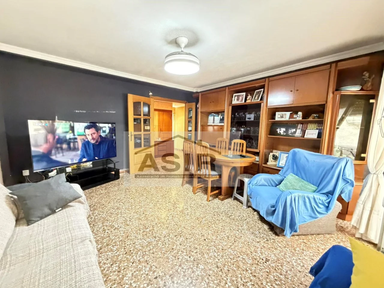 Piso reformado de cuatro dormitorios con terraza