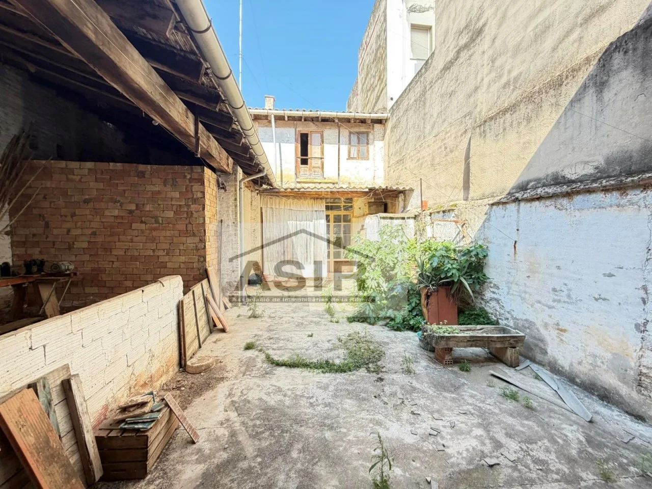 Casa céntrica en Guadassuar con potencial de reforma