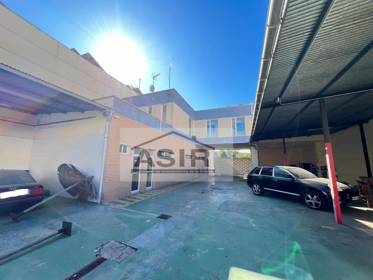 Gran nave industrial con parcela de 1.000 m²