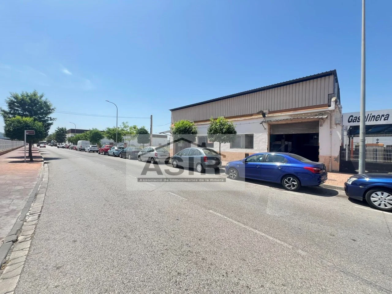Nave industrial con patio y altillo