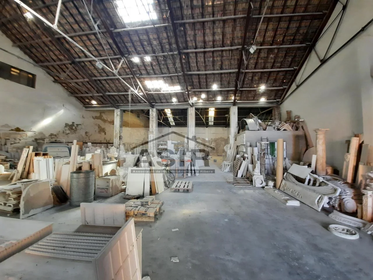 Gran nave industrial con altillo en Alzira