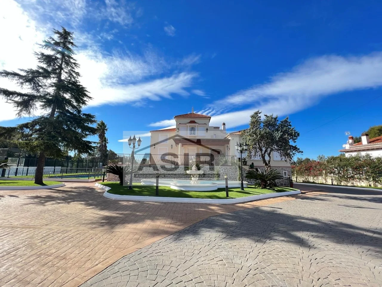 Chalet reformado en Alzira con casa de invitados
