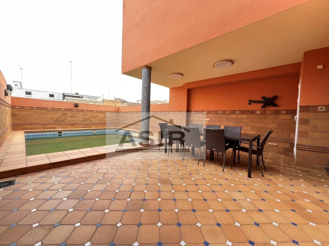 Casa reformada de cuatro dormitorios con piscina