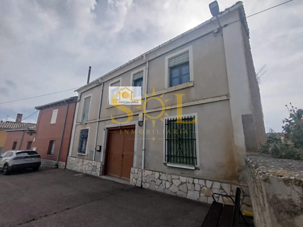 Casa de 306 m² para reformar junto a camping