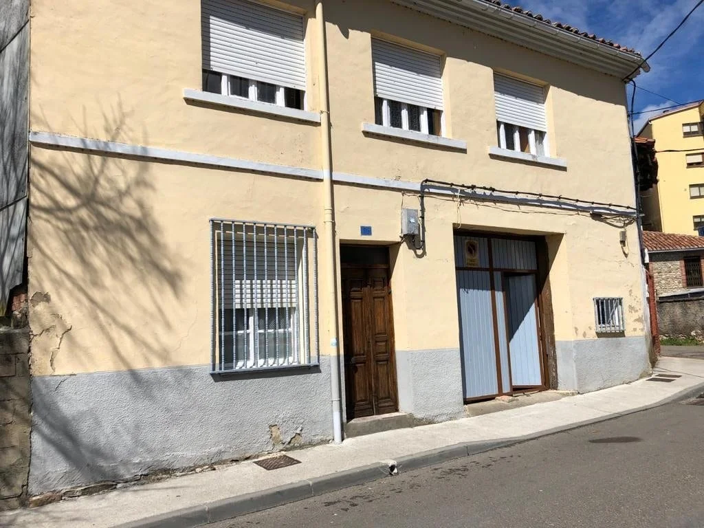 Central Cistierna house with 150 m²