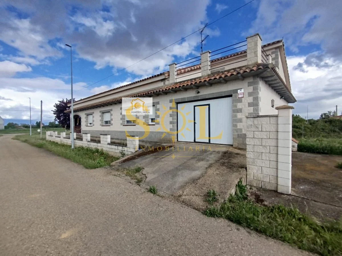 Amplia casa de cuatro dormitorios con terraza