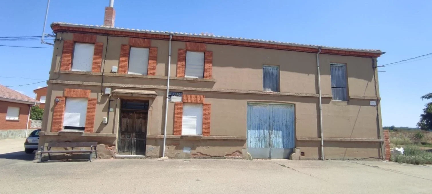Casa de pueblo de dos plantas para reformar