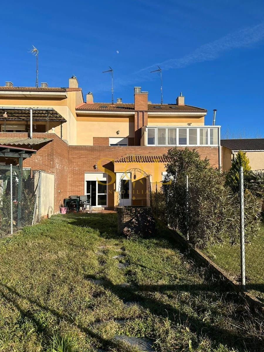 Chalet con seis estancias en León