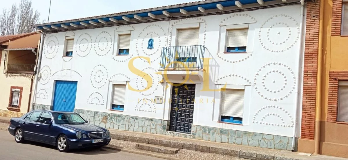 Large village house with renovation potential