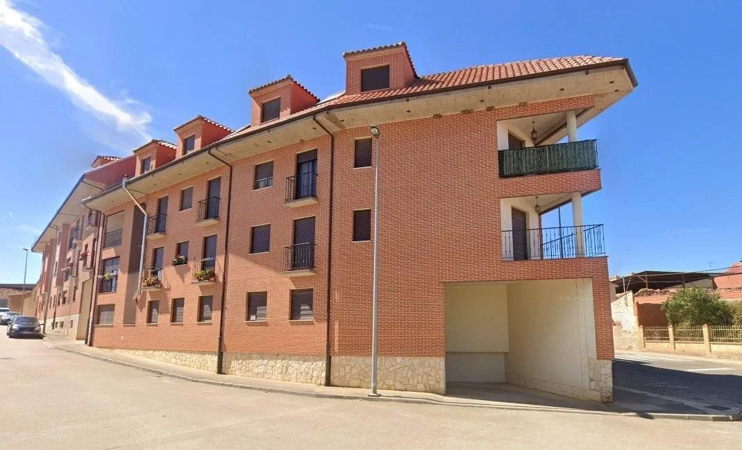 Valderas flat with two-car garage