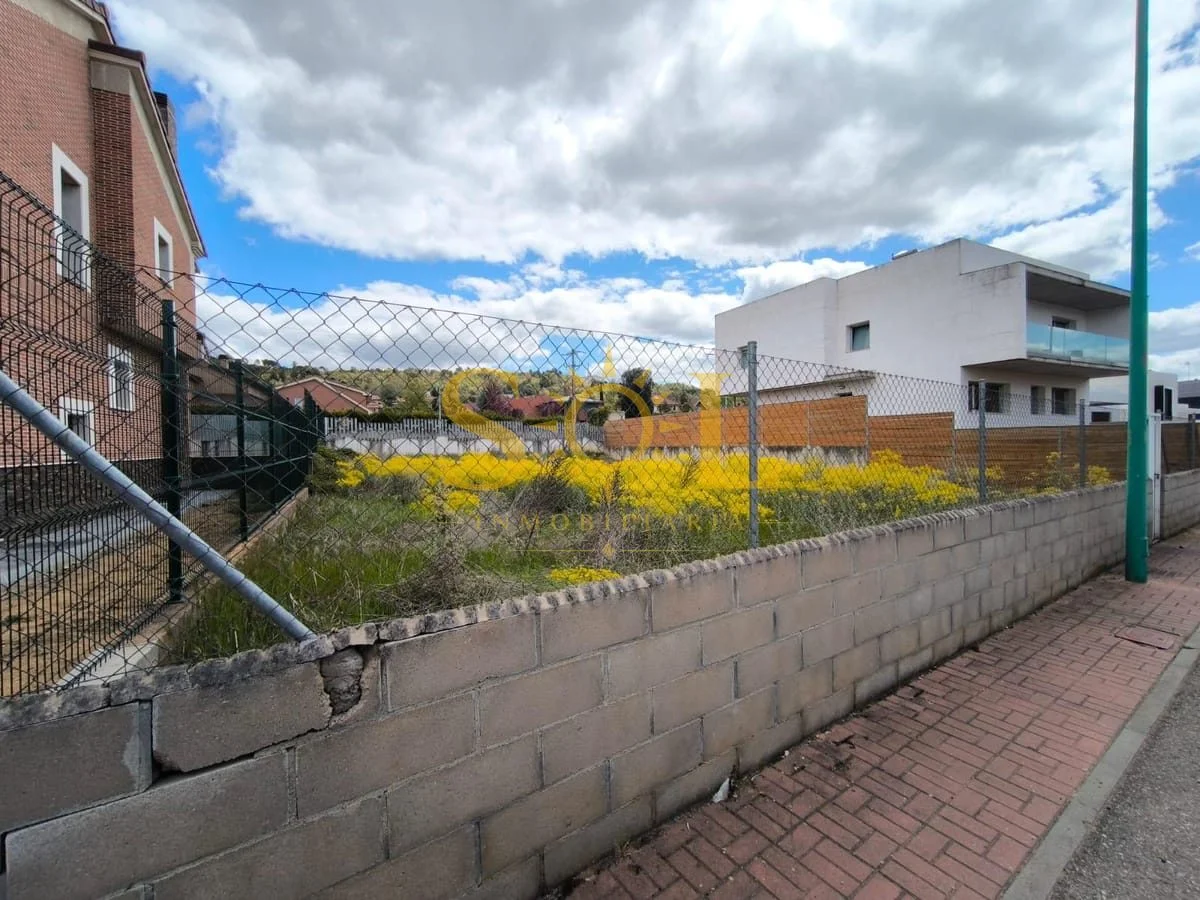 Parcela urbanizada para chalet independiente