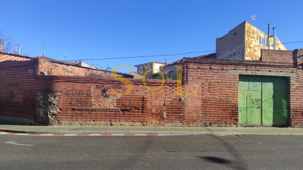 Solar de tres calles en La Bañeza
