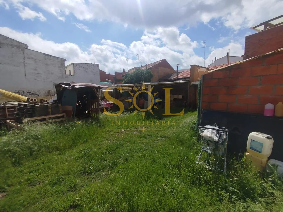 Solar urbano con almacén de 66 m²