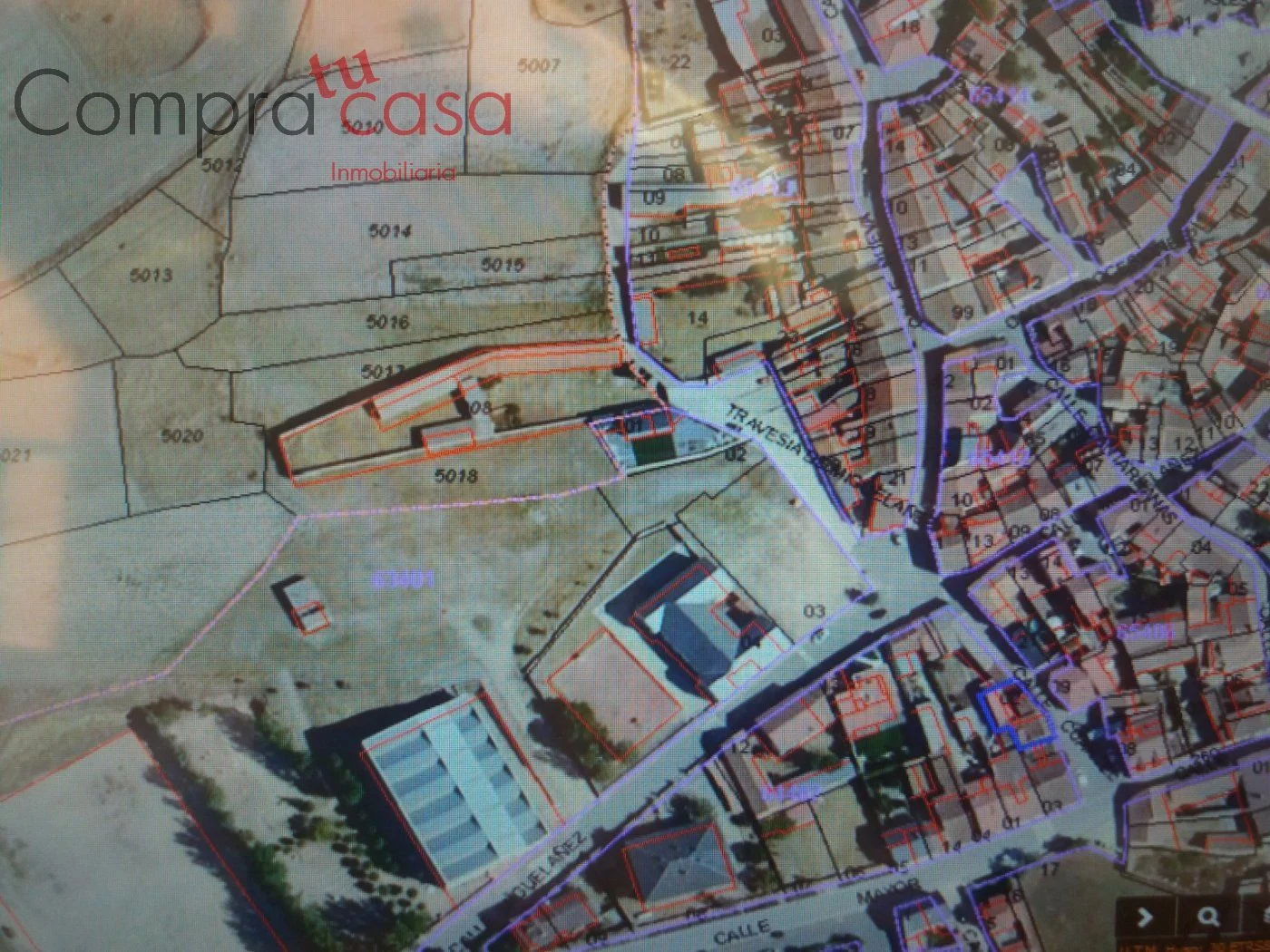 Industrial warehouse with 1,980 m² plot