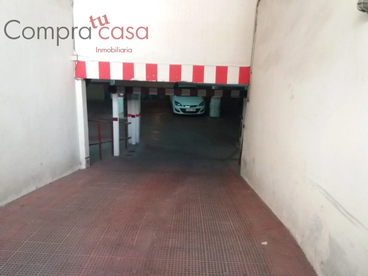 Garaje para coche pequeño junto a la universidad, 12 m²