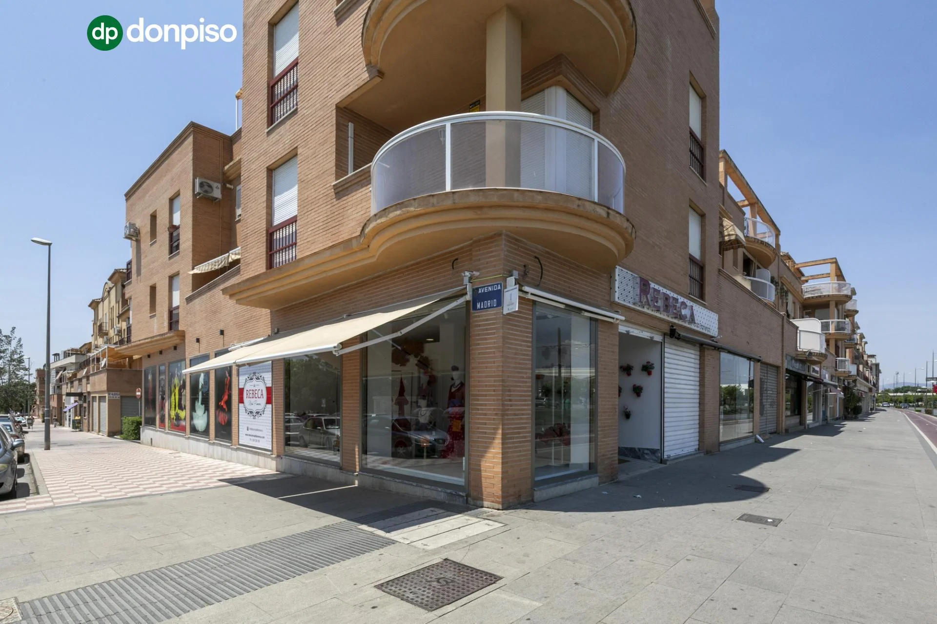 Gran local comercial junto al metro