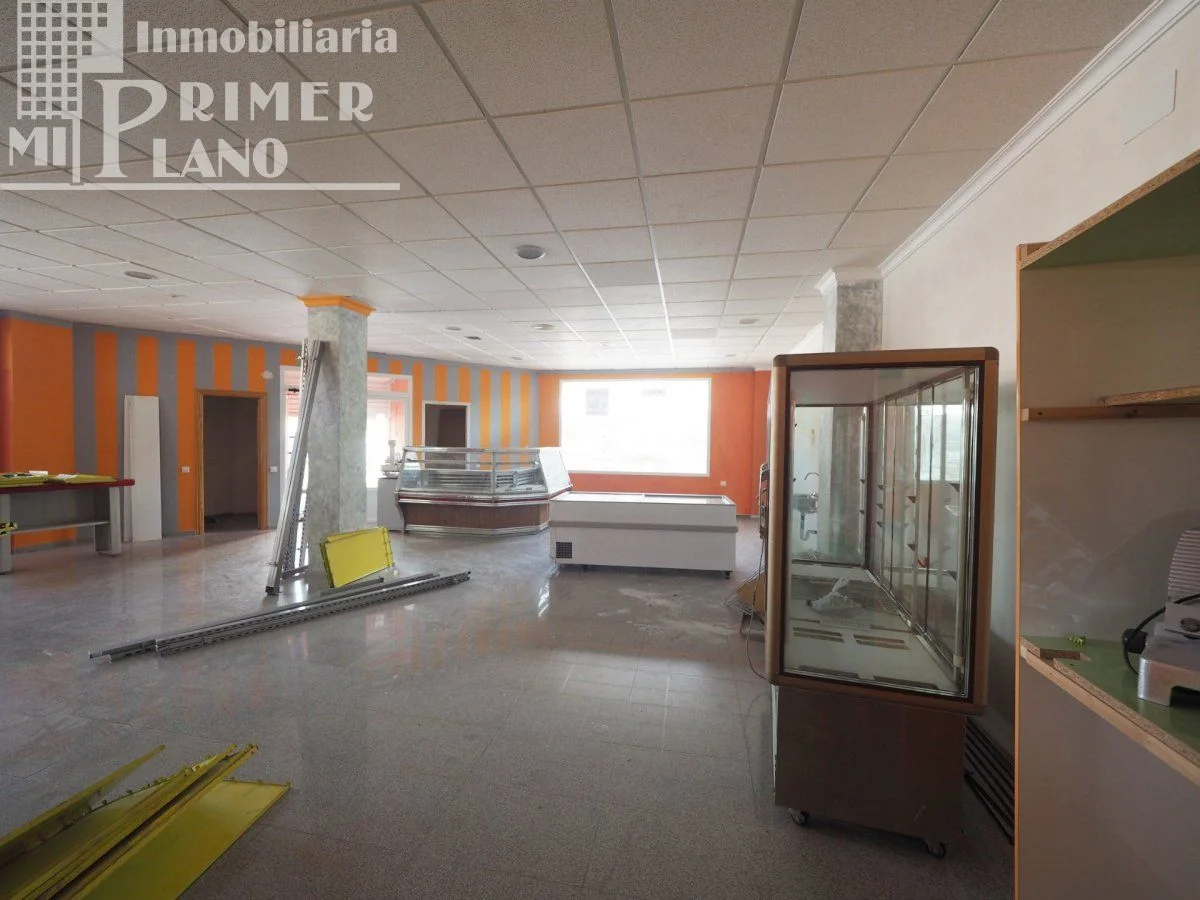 Bright corner commercial unit, 229 m²
