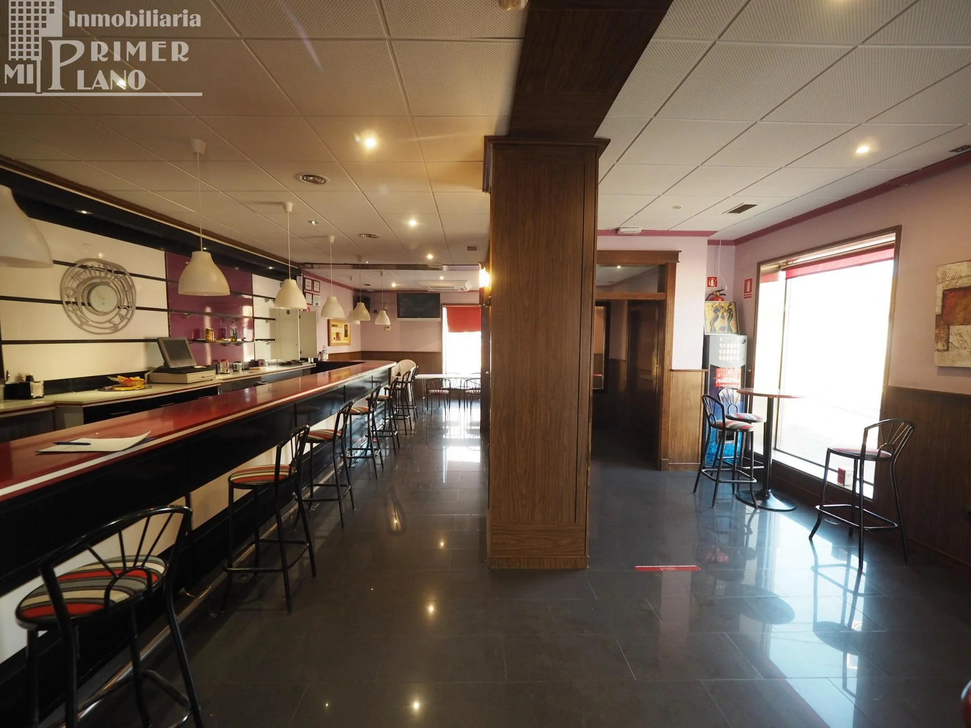 Local comercial con piso de tres habitaciones