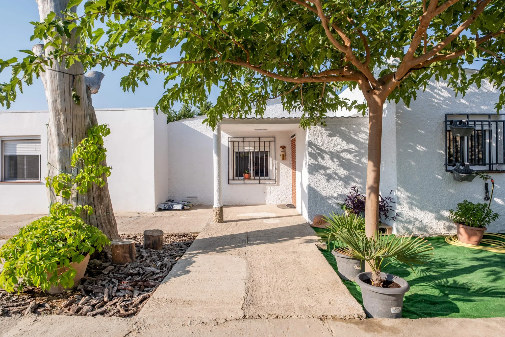 Reformed rural house with 886m² plot