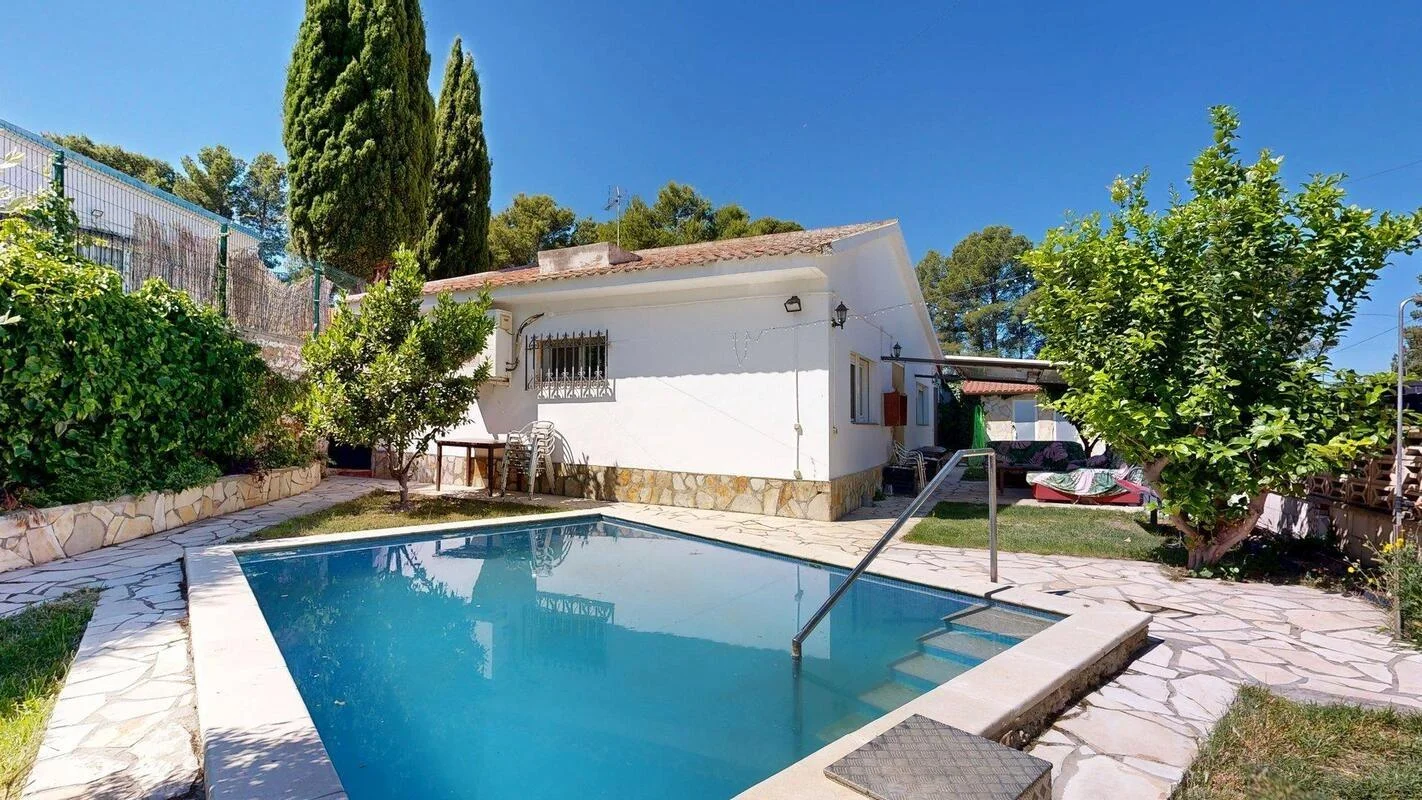 Chalet de una planta con piscina privada