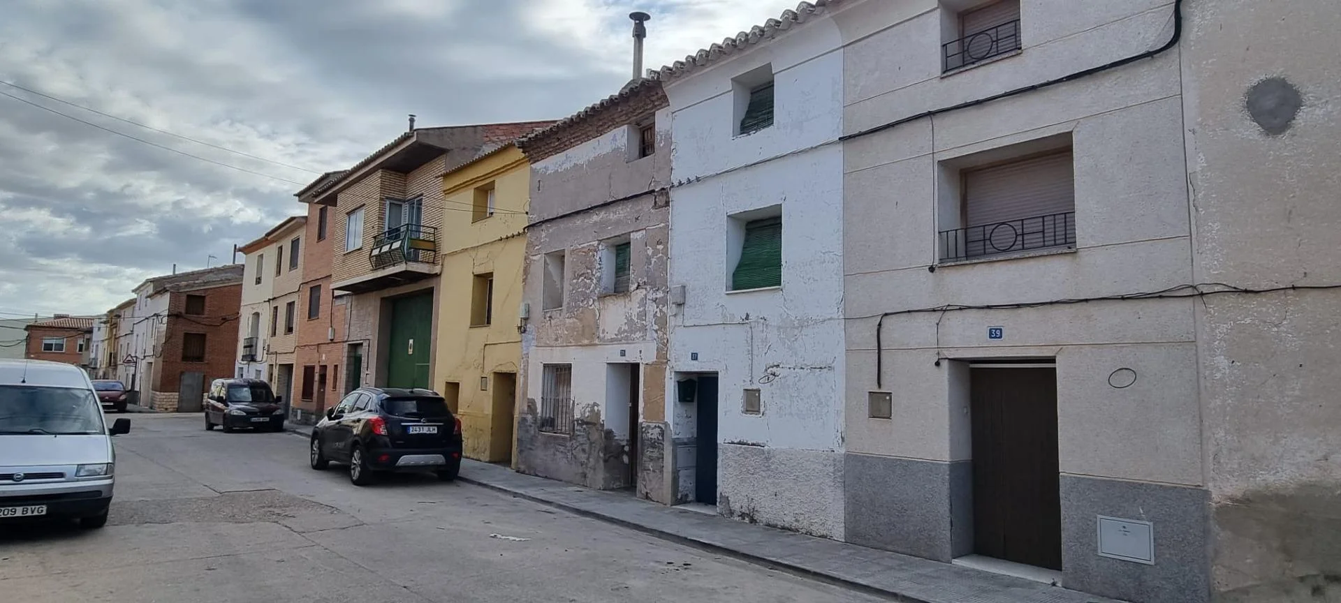 Three-storey Lumpiaque house with patio