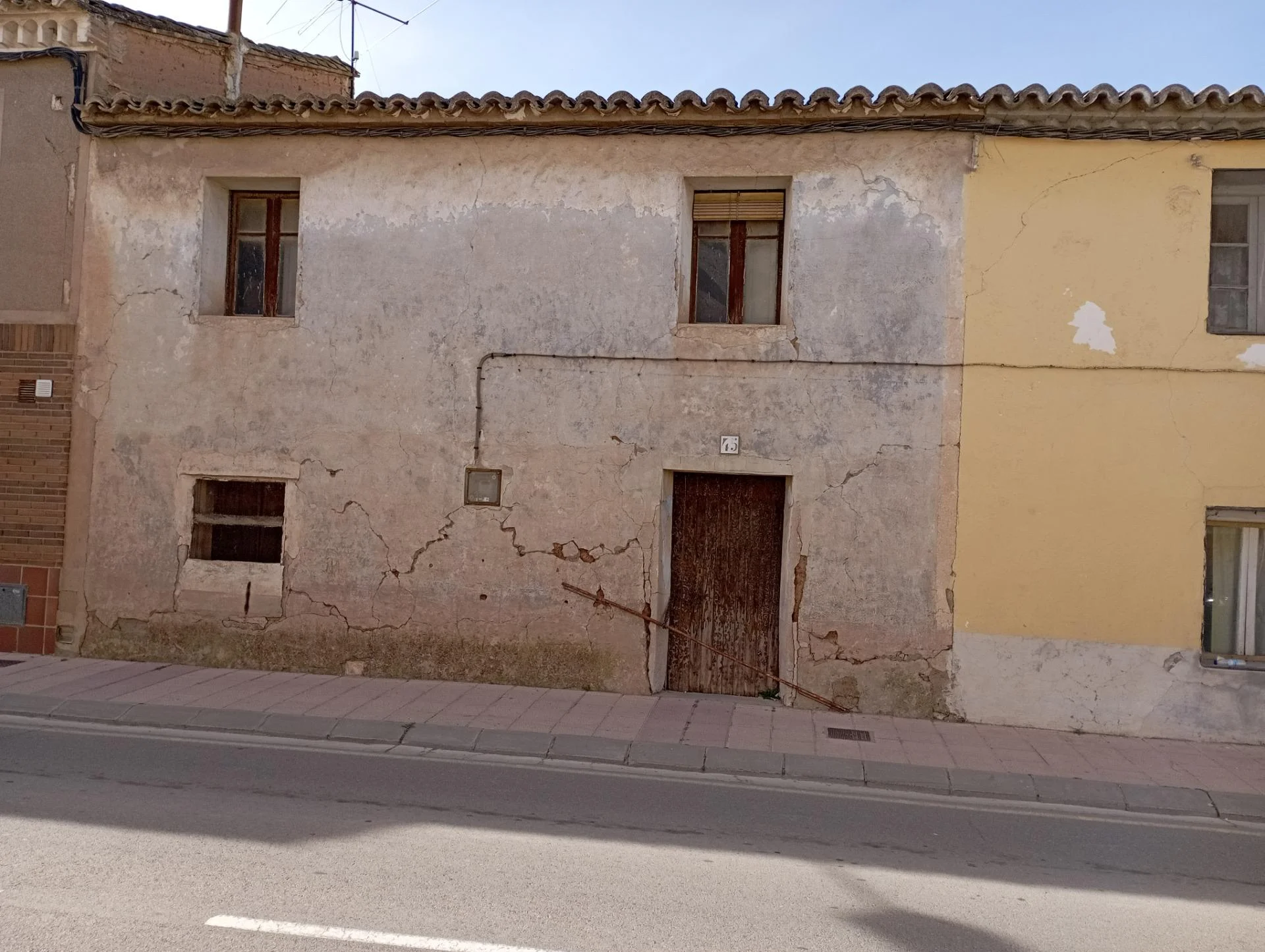 Casa de dos plantas para reformar en Pinseque