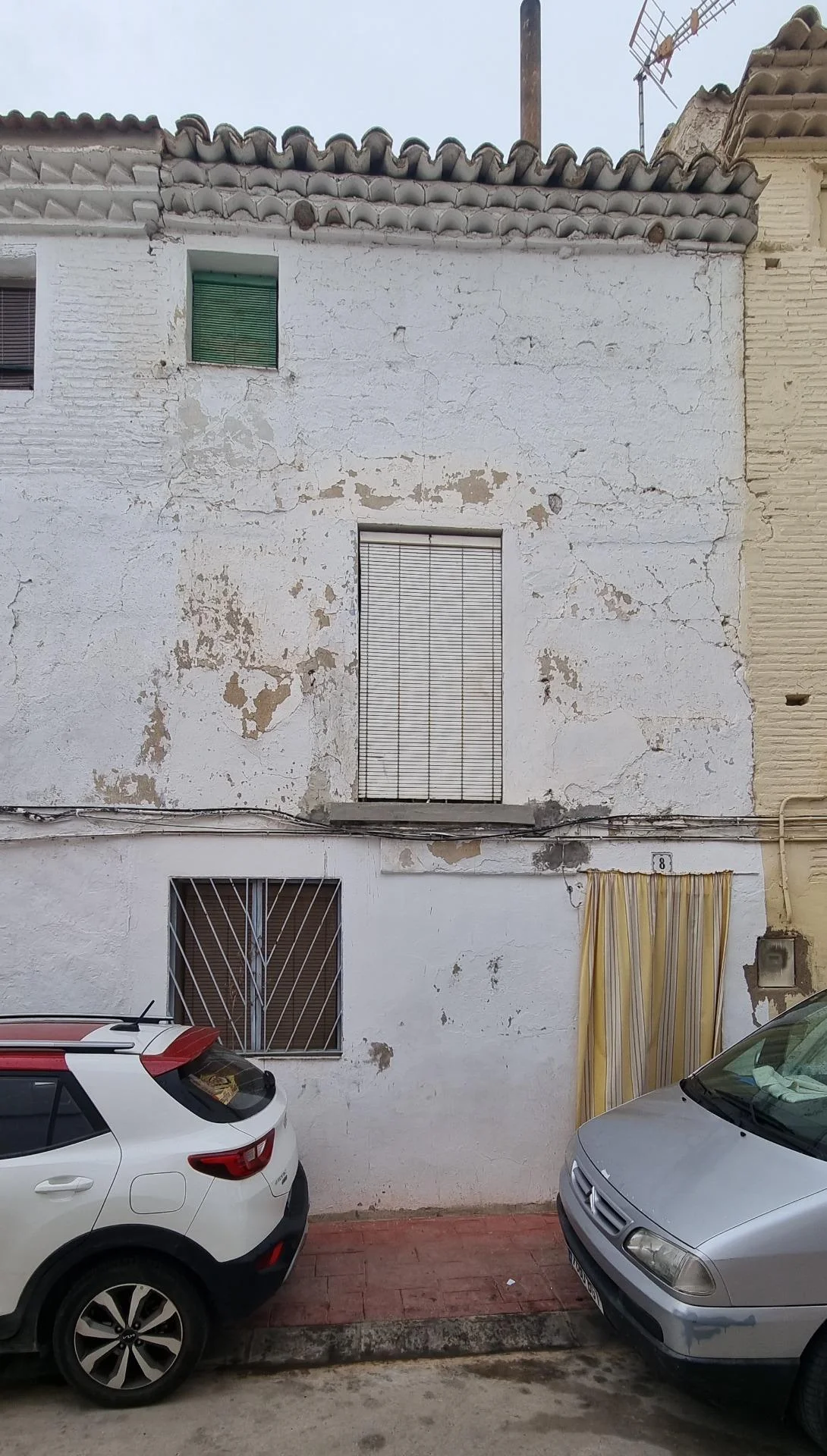 Large five-bedroom house to renovate