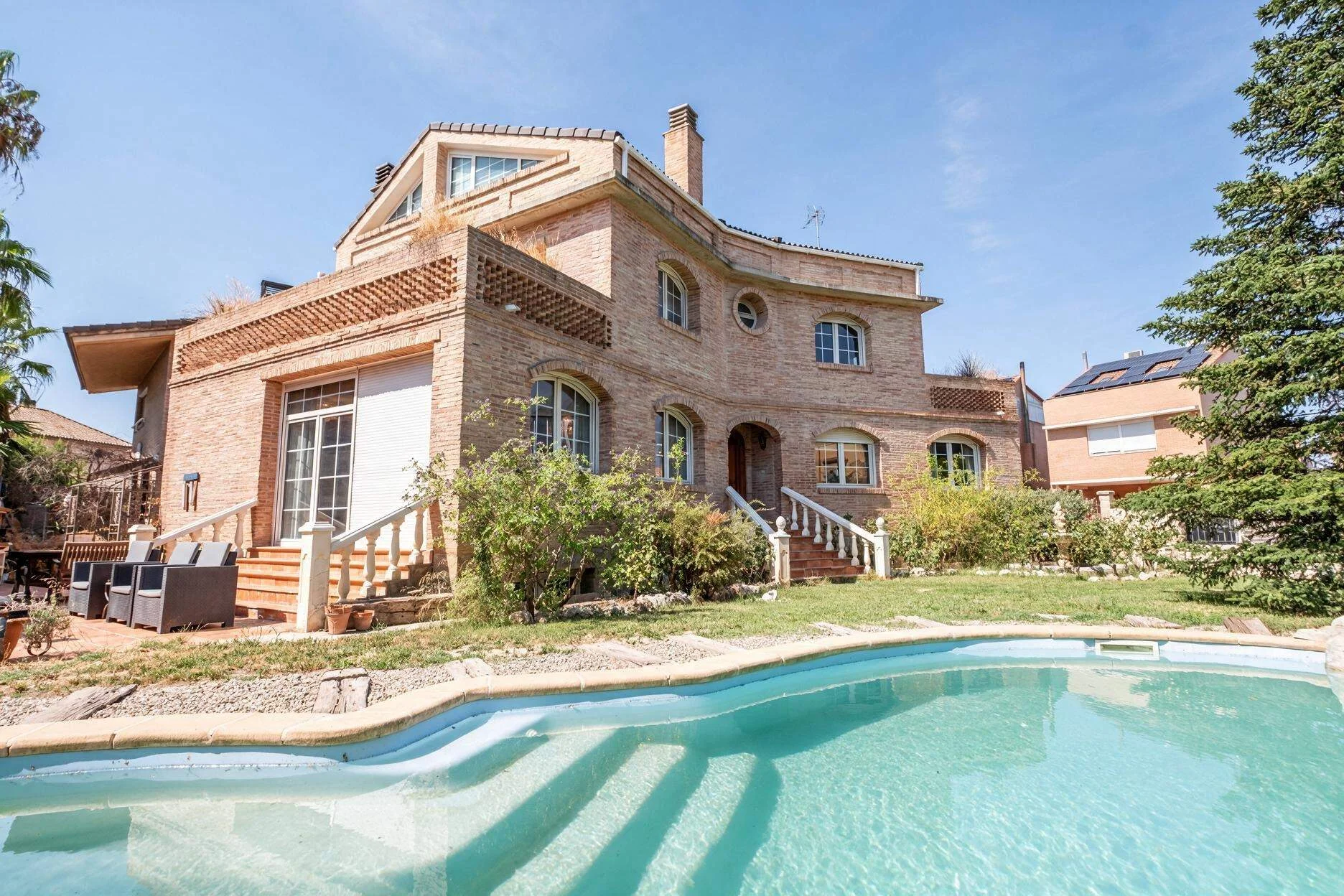 Chalet esquinero en Montecanal con piscina privada