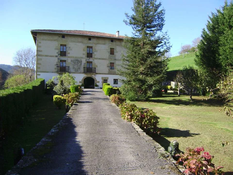 Palacio histórico de 2.100 m² con terreno