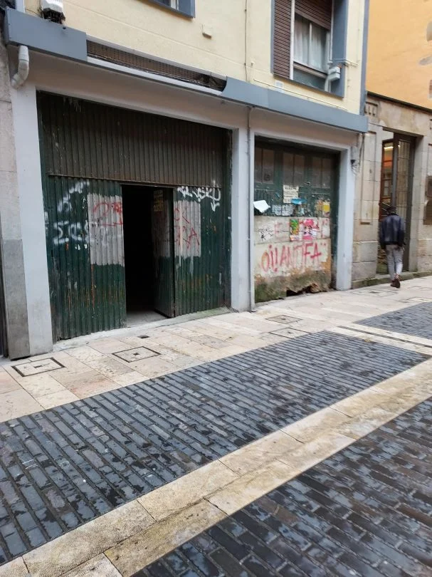 Casco Viejo premises with dual access