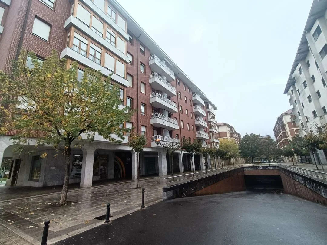 Commercial premises with dual-street frontage