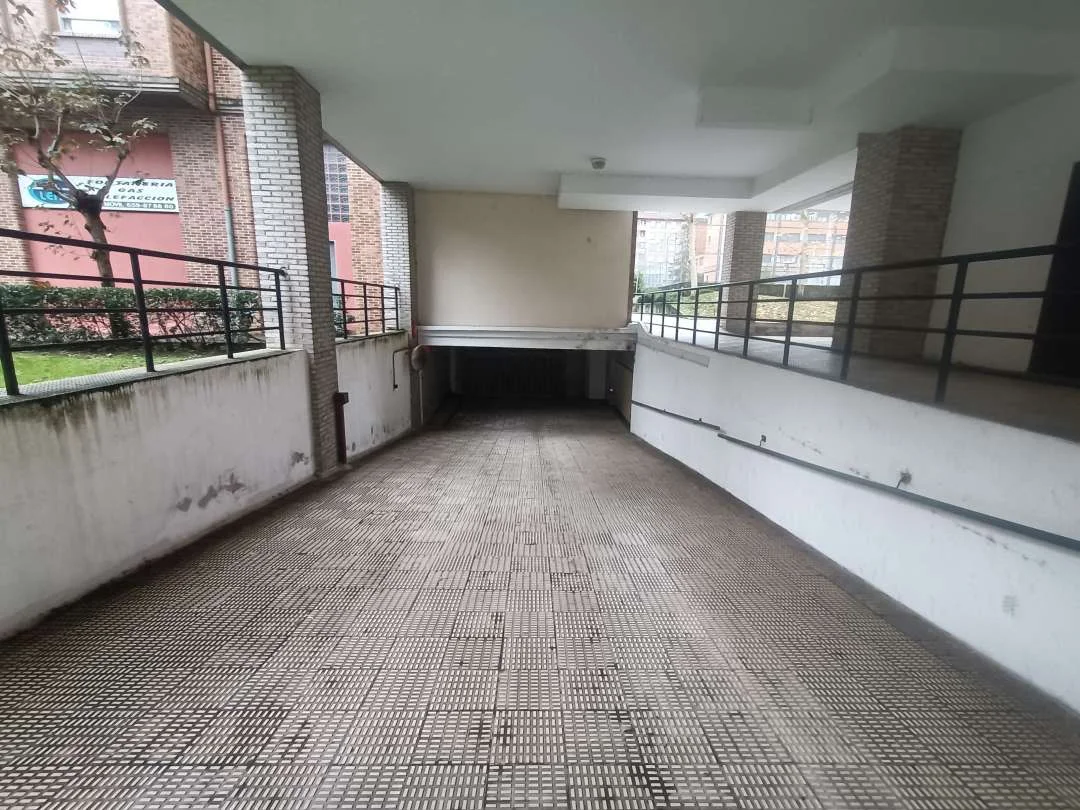 Garaje cerrado con buena maniobra