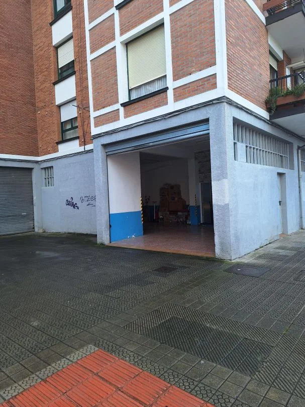 Local con tres fachadas en Matiena