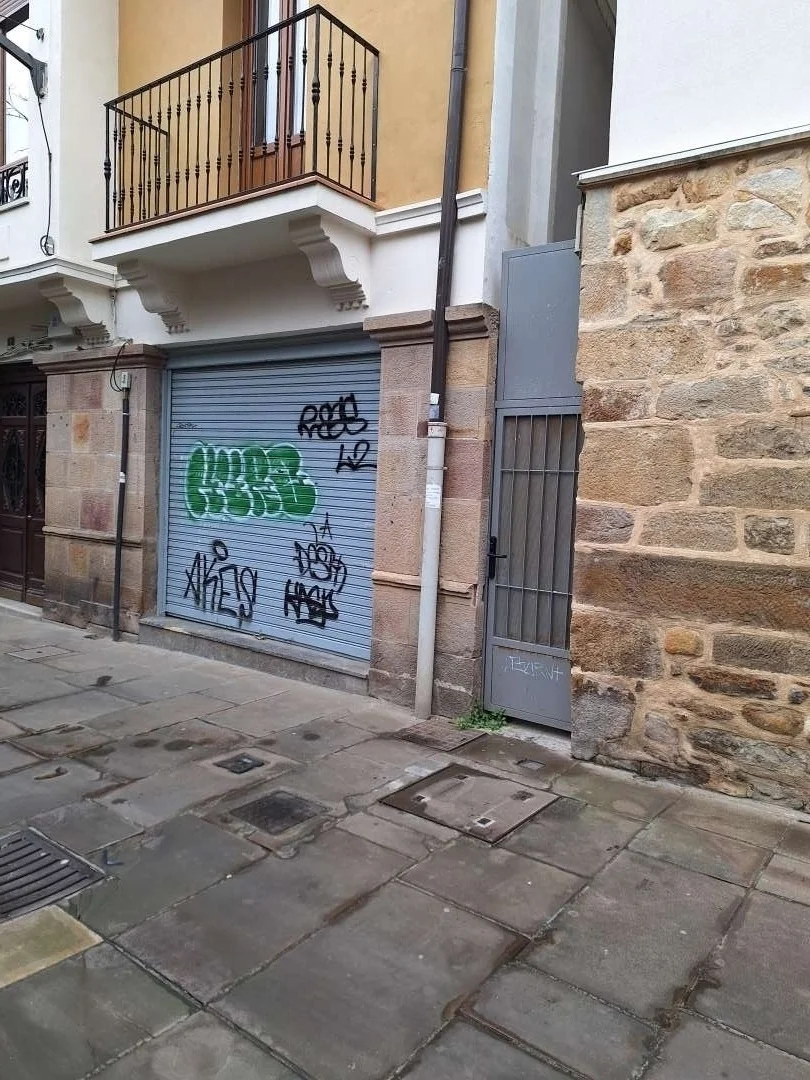Renovation-ready 65 m² commercial unit