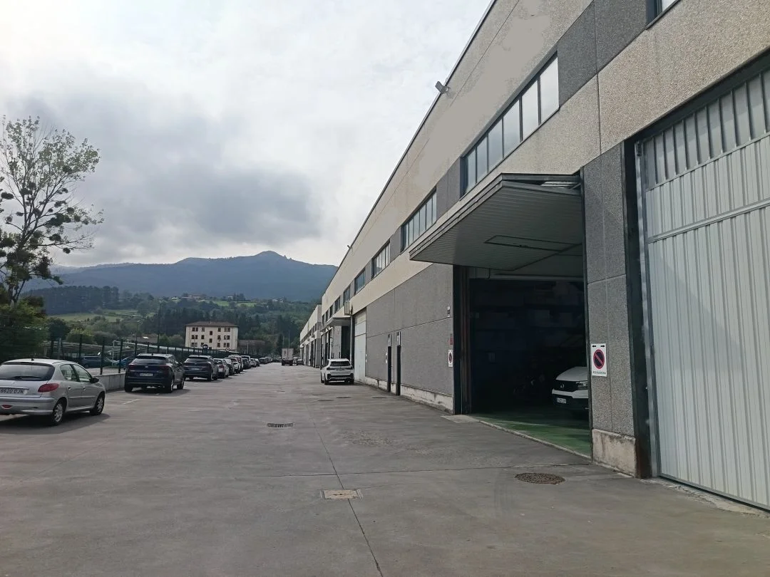 Industrial warehouse in Amorebieta, 864 m²