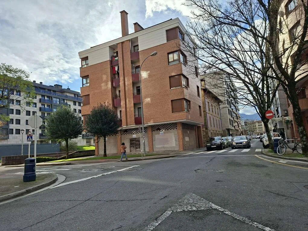 Local en obra con gran fachada