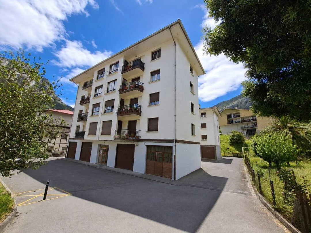 Piso de tres habitaciones con txoko de 32 m²