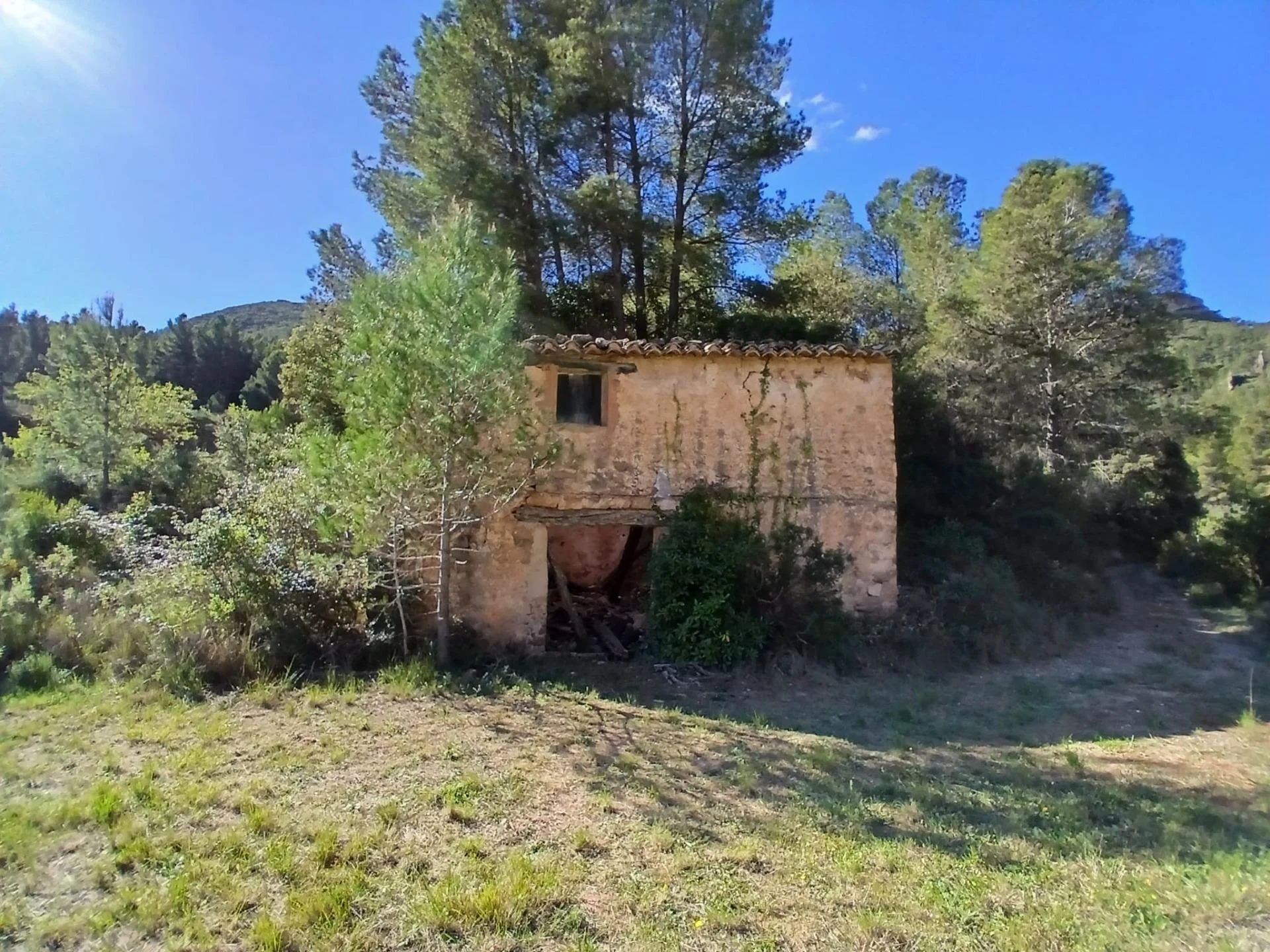 Finca rústica con parcela de 7,4 hectáreas