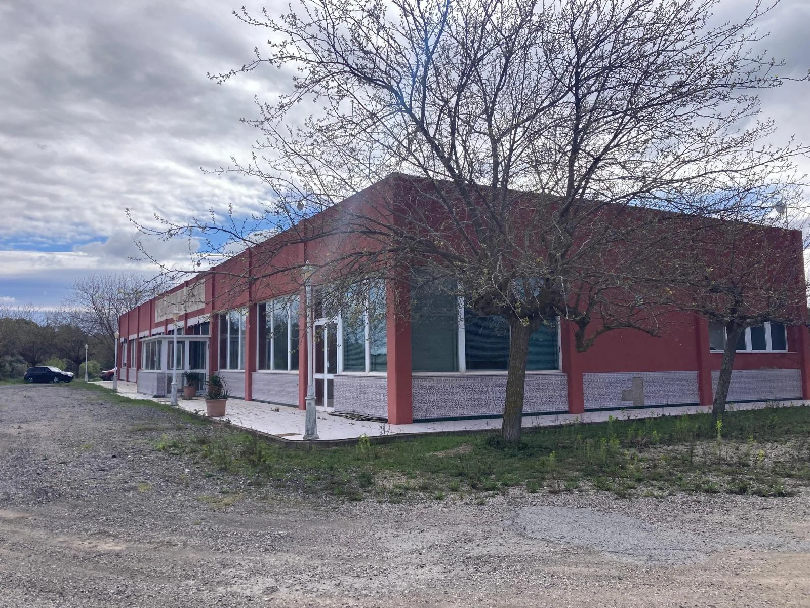 Gran local comercial con terreno