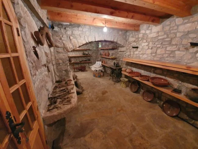 Rustic house in Rocallaura, 348 m²