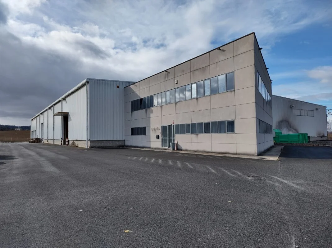 Gran complejo industrial con oficinas