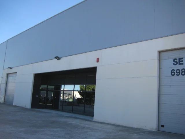 Industrial warehouse with 1,183 m² workspace