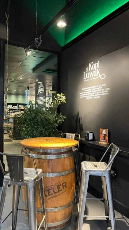 Cafetería-bar en Zizur con terraza y clientela