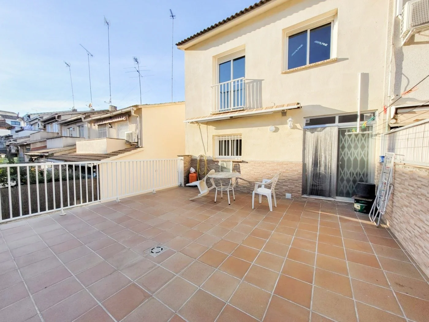 Three-bedroom Esparreguera house with commercial unit