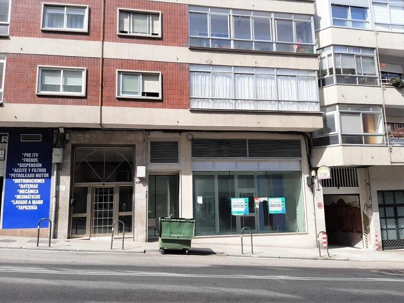 Street-front commercial unit, 242 m²